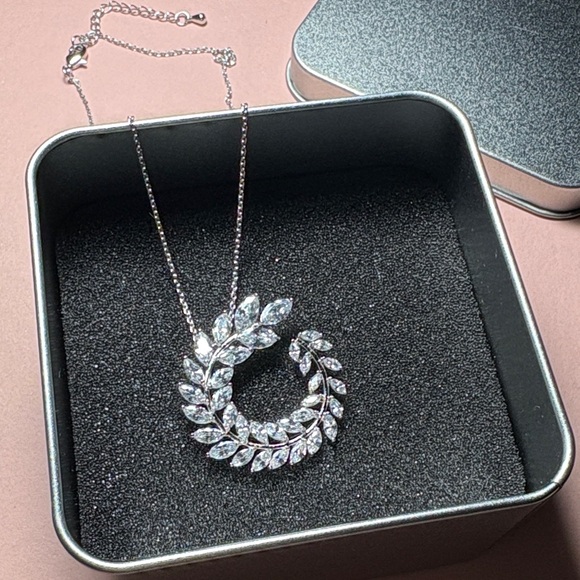 Jewelry - Elegant Silver Leaf Necklace